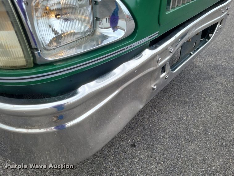 image for item DR4924 2006 International  9400 semi truck