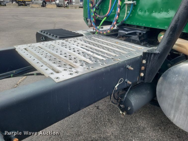 image for item DR4924 2006 International  9400 semi truck