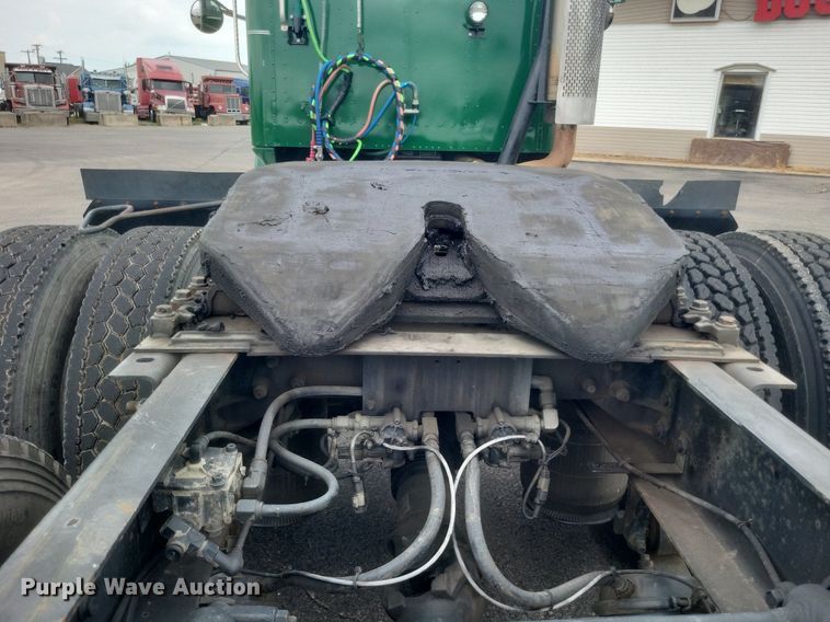 image for item DR4924 2006 International  9400 semi truck