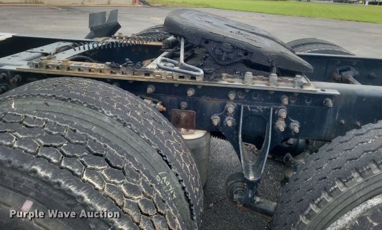 image for item DR4924 2006 International  9400 semi truck