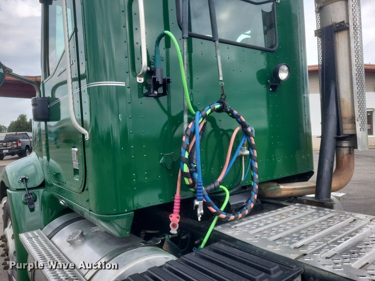 image for item DR4924 2006 International  9400 semi truck