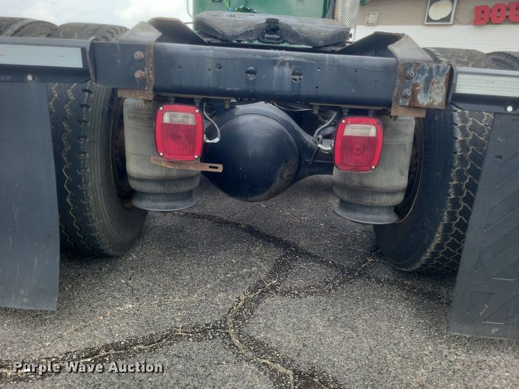 image for item DR4924 2006 International  9400 semi truck