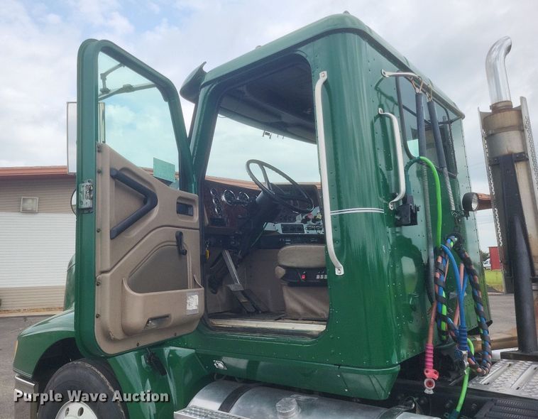 image for item DR4924 2006 International  9400 semi truck