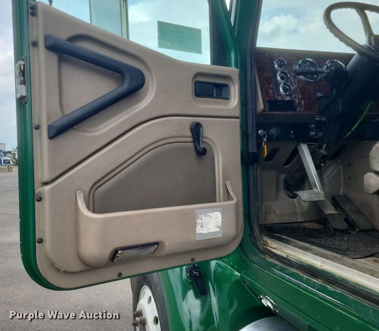 image for item DR4924 2006 International  9400 semi truck