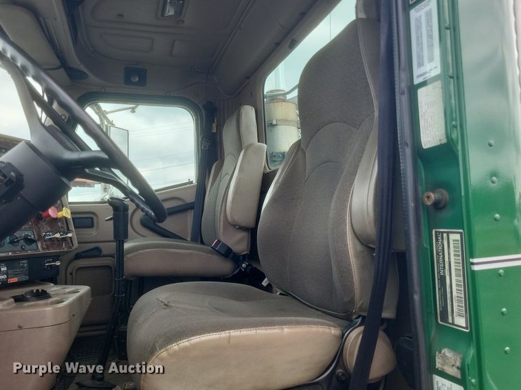 image for item DR4924 2006 International  9400 semi truck