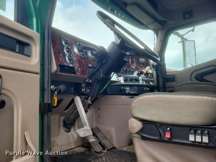 image for item DR4924 2006 International  9400 semi truck