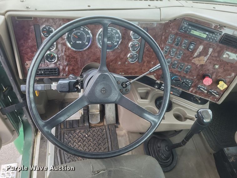 image for item DR4924 2006 International  9400 semi truck