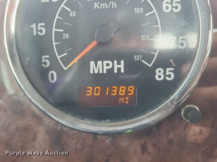 image for item DR4924 2006 International  9400 semi truck