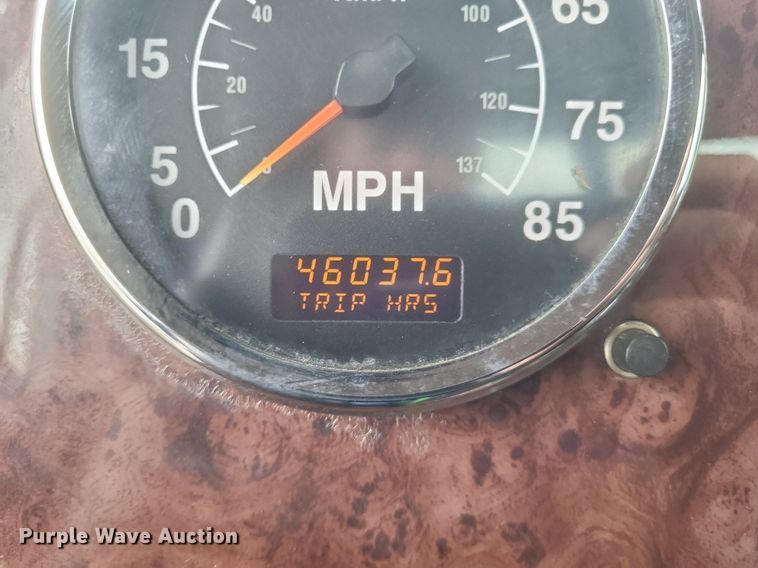 image for item DR4924 2006 International  9400 semi truck