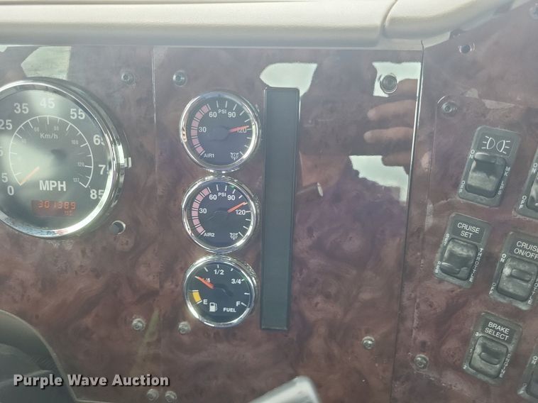 image for item DR4924 2006 International  9400 semi truck