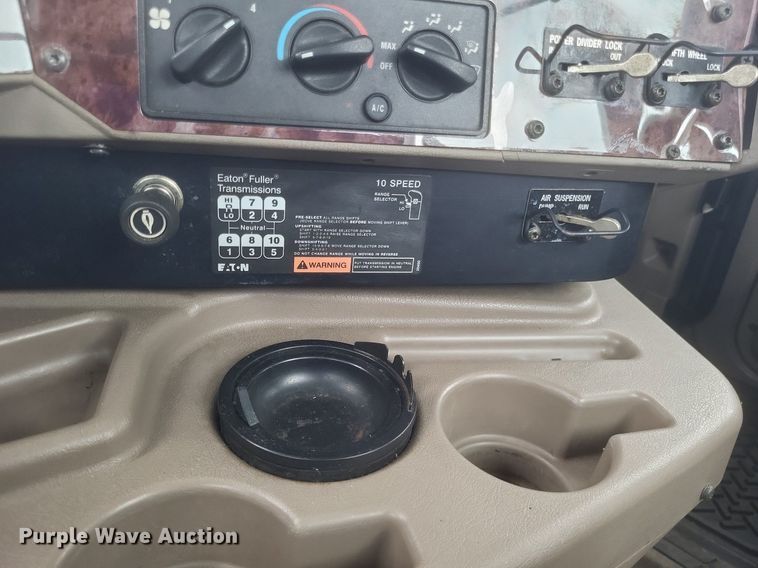 image for item DR4924 2006 International  9400 semi truck