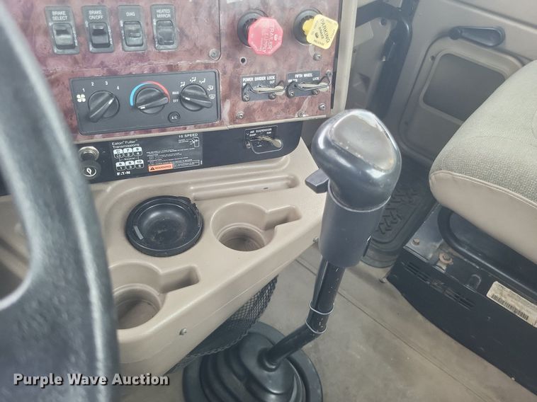 image for item DR4924 2006 International  9400 semi truck