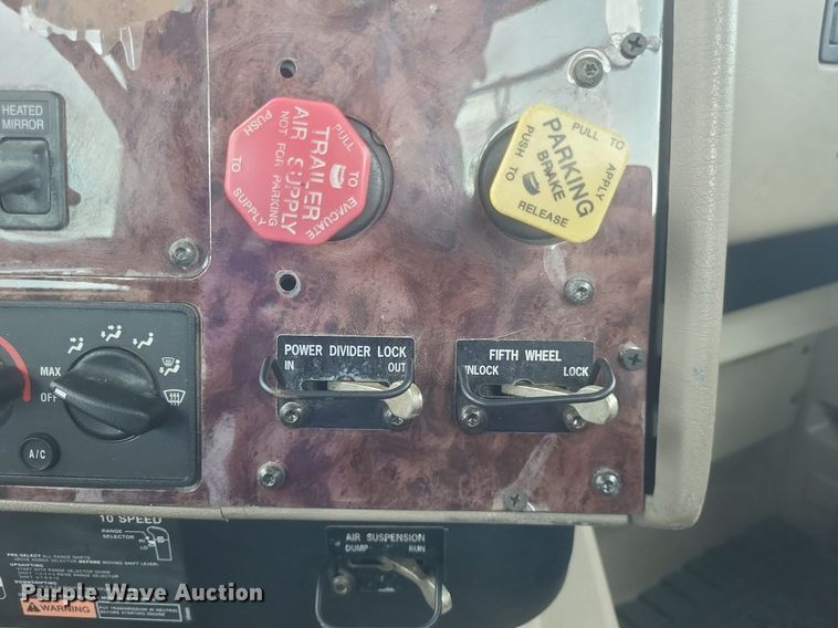 image for item DR4924 2006 International  9400 semi truck