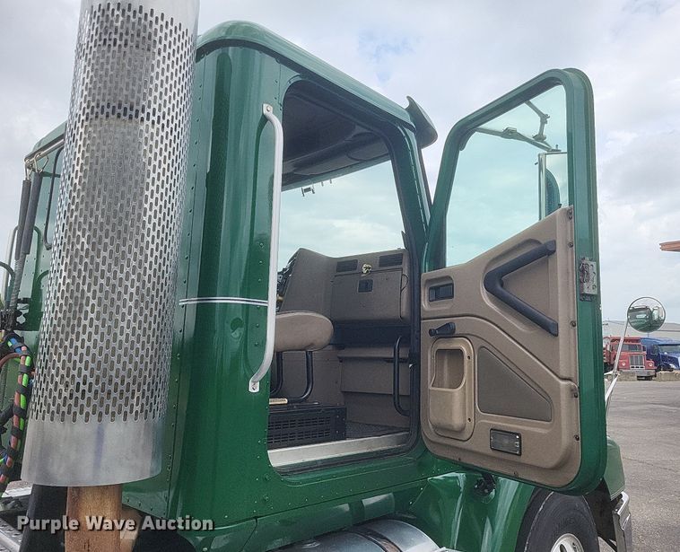 image for item DR4924 2006 International  9400 semi truck