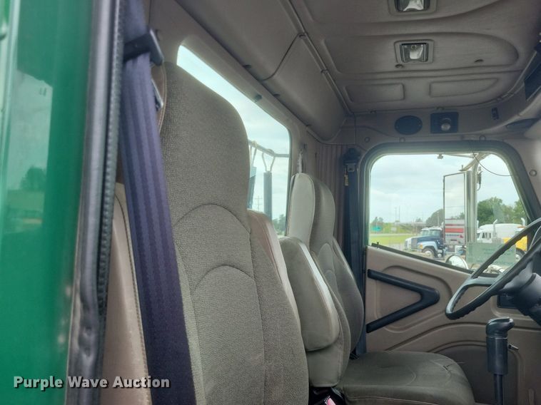 image for item DR4924 2006 International  9400 semi truck