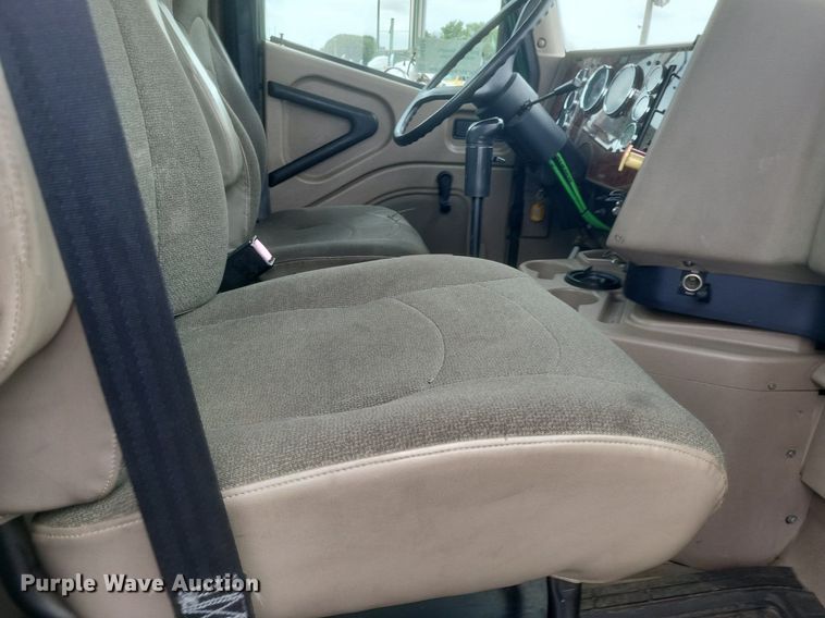 image for item DR4924 2006 International  9400 semi truck