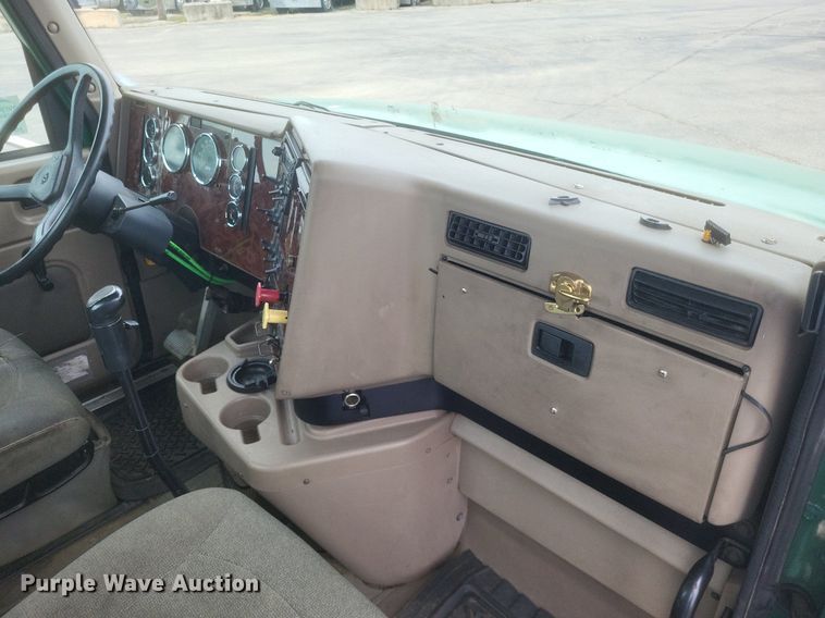 image for item DR4924 2006 International  9400 semi truck