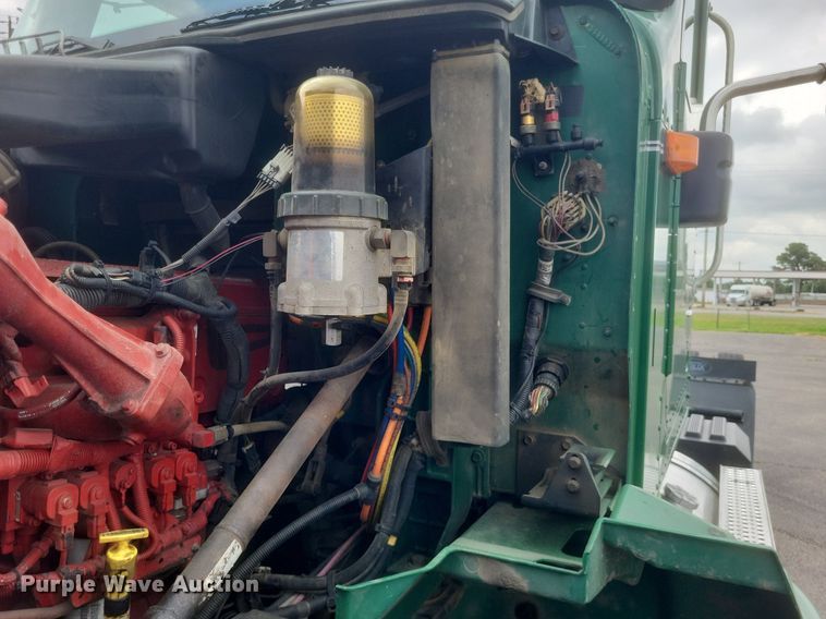 image for item DR4924 2006 International  9400 semi truck