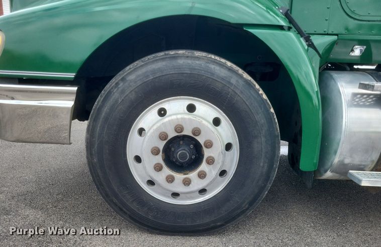 image for item DR4924 2006 International  9400 semi truck