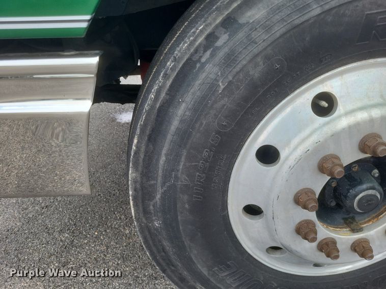 image for item DR4924 2006 International  9400 semi truck