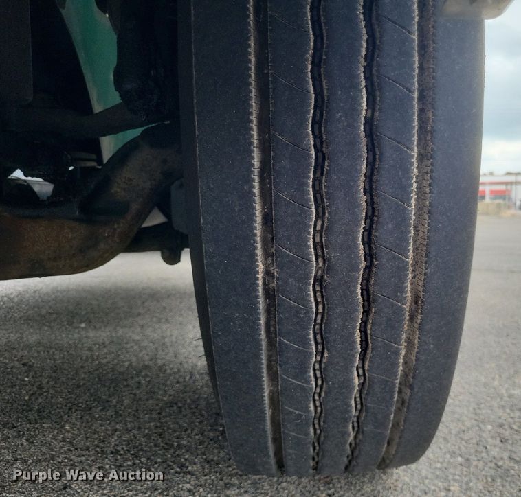 image for item DR4924 2006 International  9400 semi truck