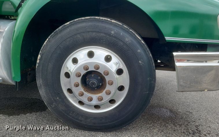 image for item DR4924 2006 International  9400 semi truck