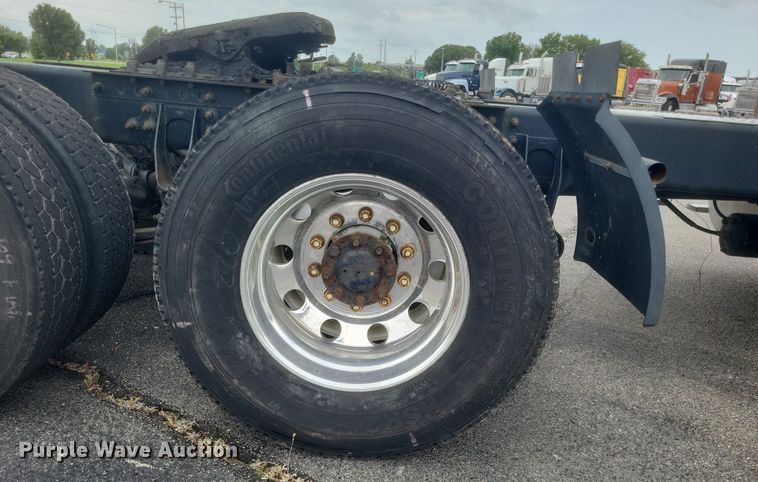 image for item DR4924 2006 International  9400 semi truck