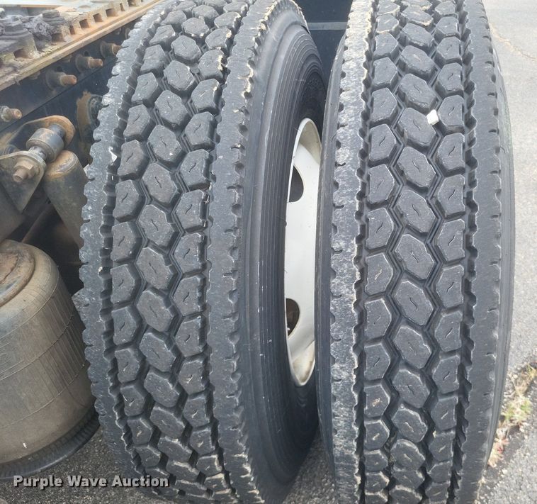 image for item DR4924 2006 International  9400 semi truck