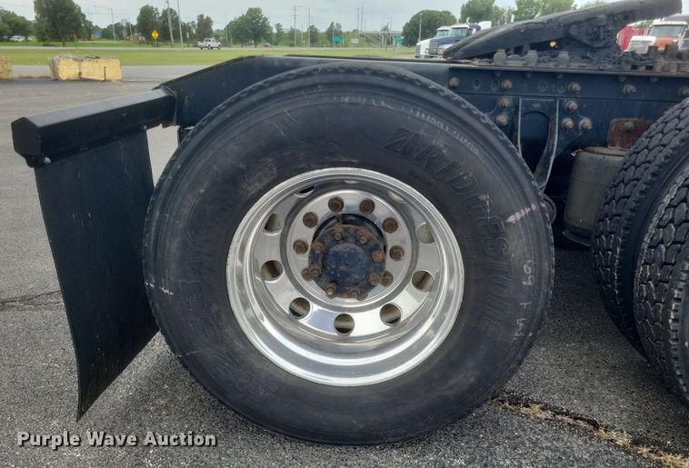 image for item DR4924 2006 International  9400 semi truck