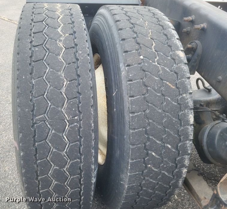 image for item DR4924 2006 International  9400 semi truck