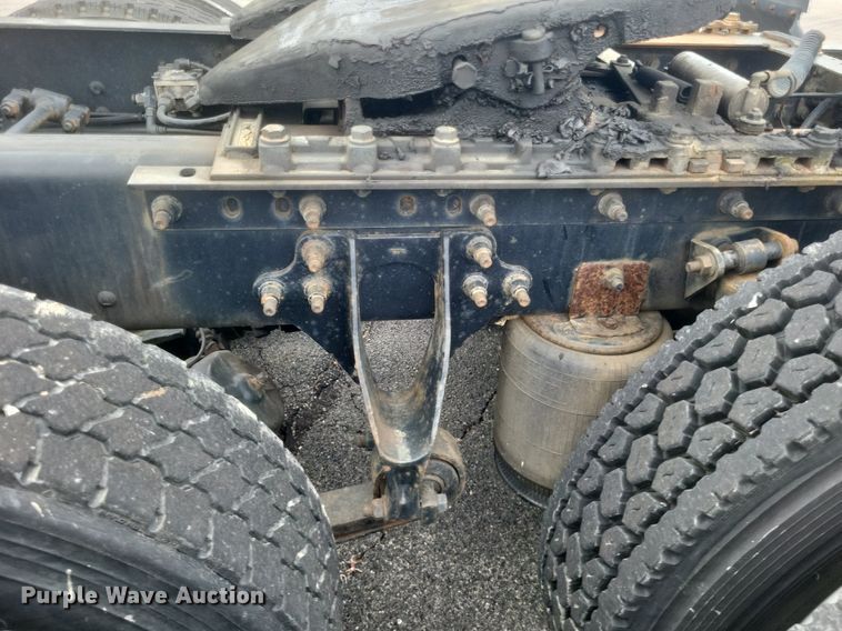 image for item DR4924 2006 International  9400 semi truck