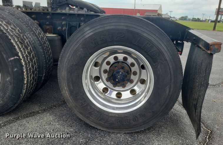 image for item DR4924 2006 International  9400 semi truck