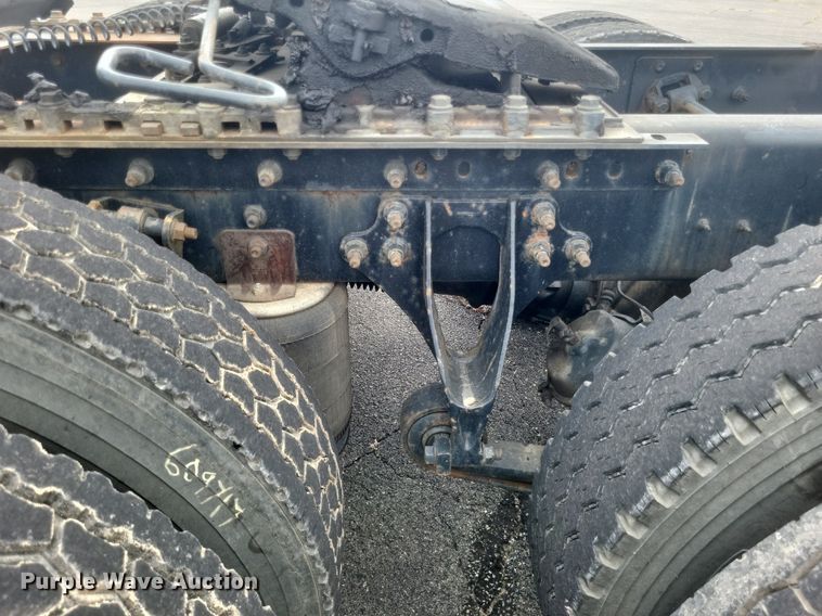 image for item DR4924 2006 International  9400 semi truck