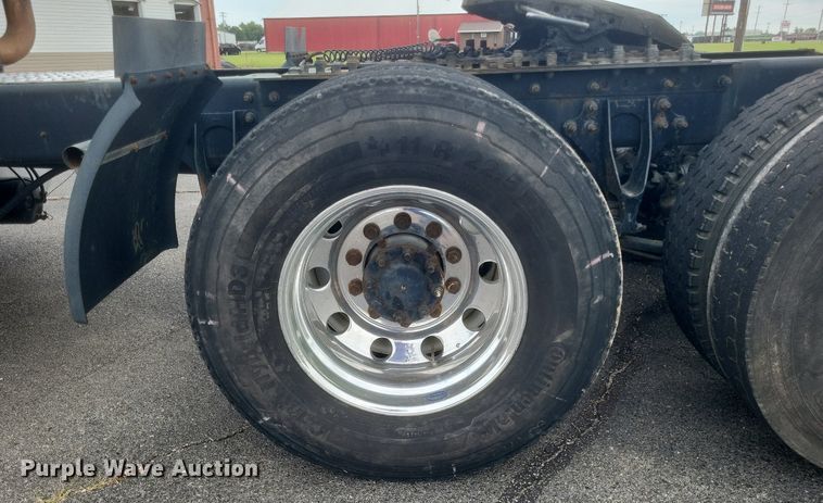 image for item DR4924 2006 International  9400 semi truck