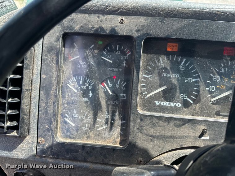 image for item DX1039 1997 Volvo WX64 truck cab and chassis