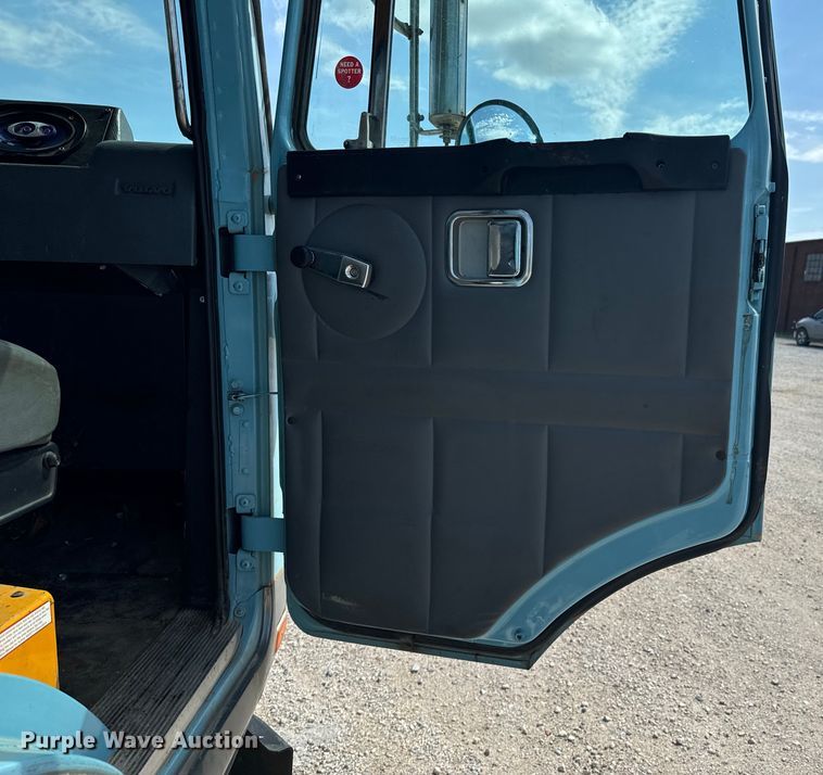 image for item DX1039 1997 Volvo WX64 truck cab and chassis