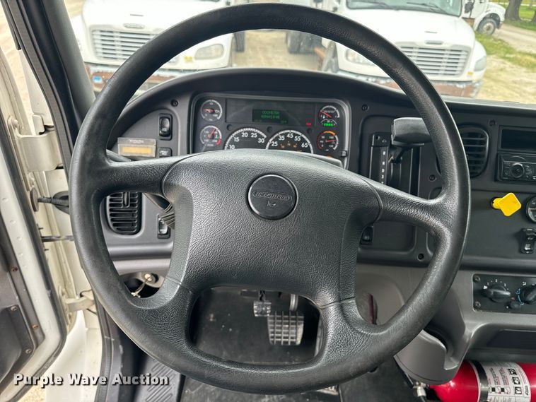 image for item EE7477 2017 Freightliner  Business Class M2 box truck