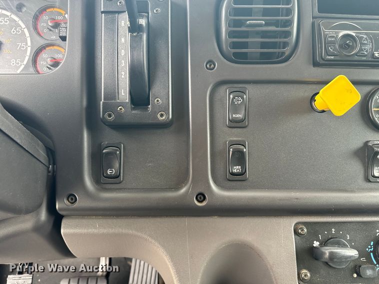 image for item EE7477 2017 Freightliner  Business Class M2 box truck