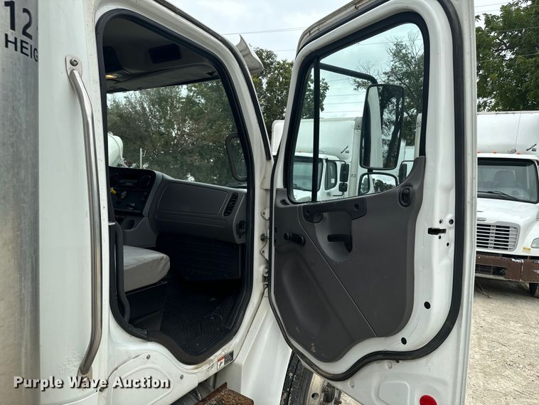 image for item EE7477 2017 Freightliner  Business Class M2 box truck