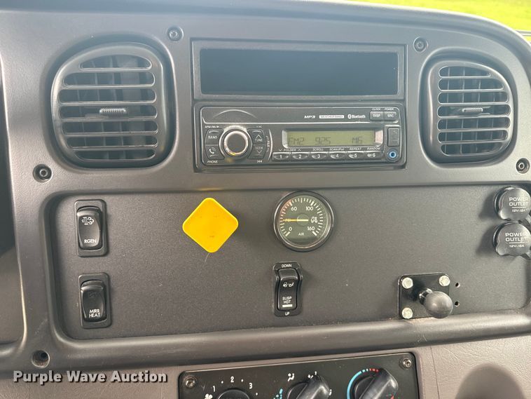 image for item EE7478 2017 Freightliner  Business Class M2 box truck