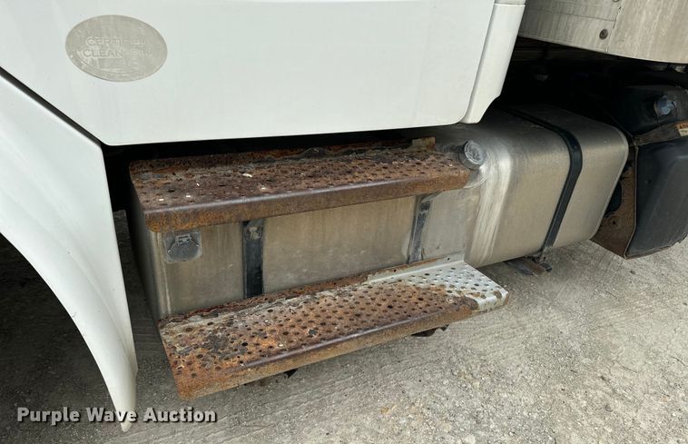 image for item EE7480 2017 Freightliner Business Class M2 box truck