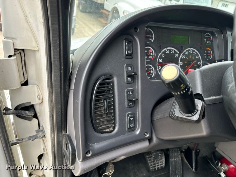 image for item EE7480 2017 Freightliner Business Class M2 box truck