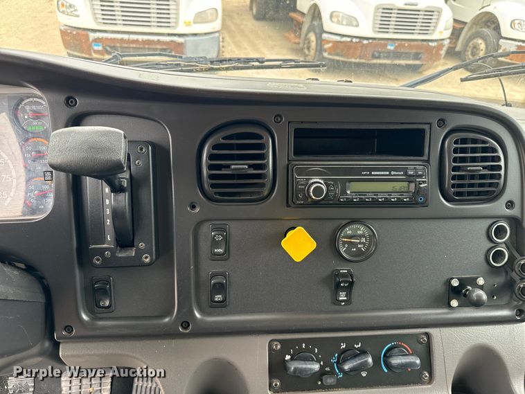 image for item EE7480 2017 Freightliner Business Class M2 box truck