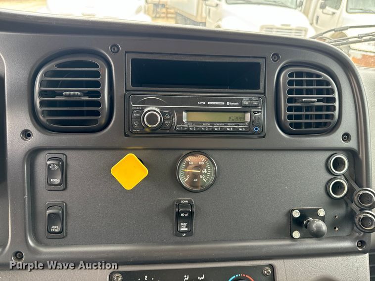 image for item EE7480 2017 Freightliner Business Class M2 box truck