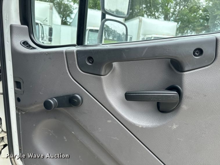 image for item EE7480 2017 Freightliner Business Class M2 box truck