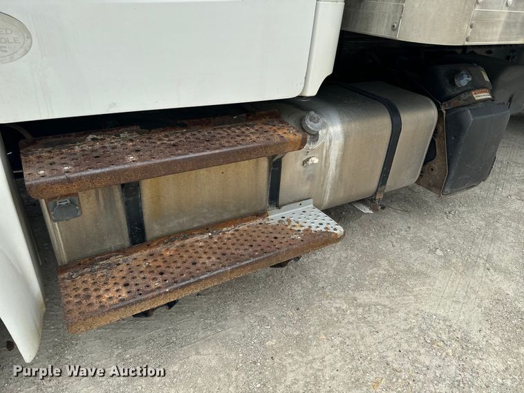 image for item EE7481 2017 Freightliner M2106 box truck