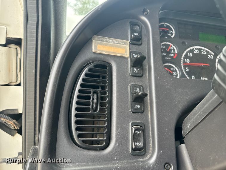 image for item EE7481 2017 Freightliner M2106 box truck