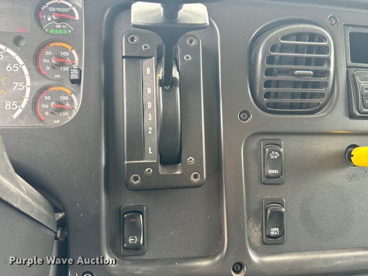 image for item EE7481 2017 Freightliner M2106 box truck