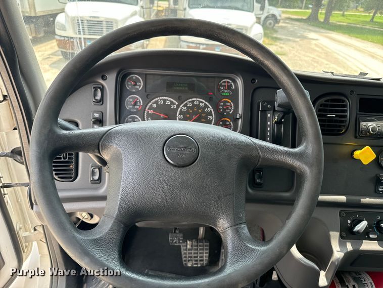 image for item EE7482 2017 Freightliner Business Class M2 box truck