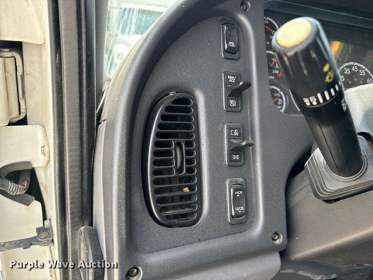 image for item EE7482 2017 Freightliner Business Class M2 box truck